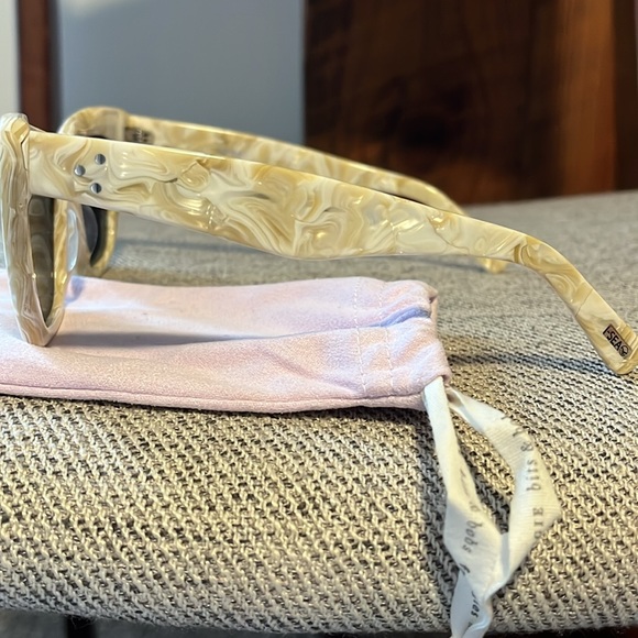 I-Sea x Anthropologie Sunglasses - Picture 2 of 2